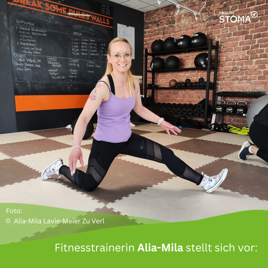 Fitnesstrainerin bei Training im Studio