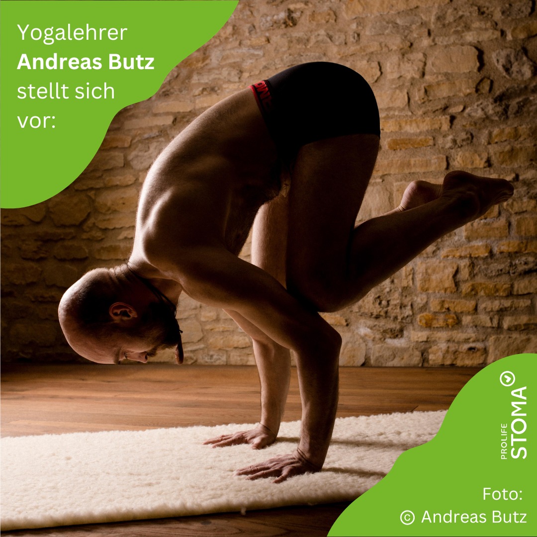 Balanceübung eines Yogalehrers auf Teppich