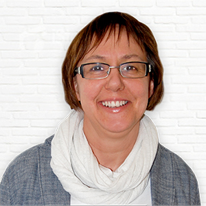 Porträtfoto einer lächelnden Frau mit Brille