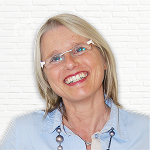 Lächelnde Frau mit Brille