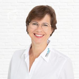 Freundliche Frau in weißem Hemd mit Brille