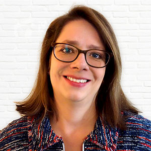 Porträt einer lächelnden Frau mit Brille