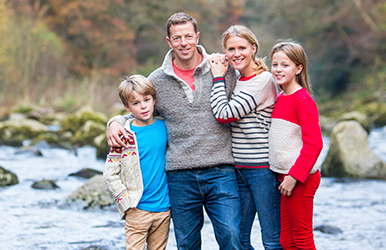 Familie am Fluss