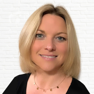 Lächelnde Frau mit blondem Haar