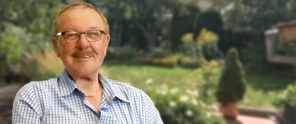 Älterer Mann lächelnd im Garten