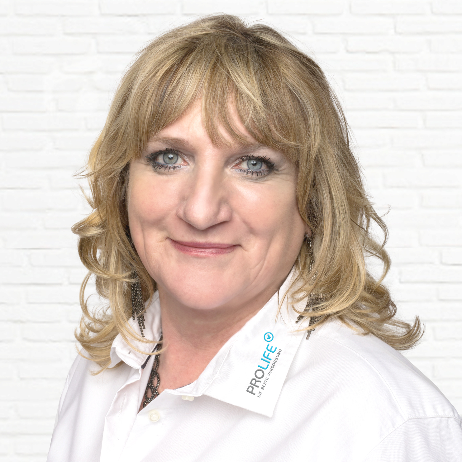 Frau mit blonden Haaren und weißem Hemd