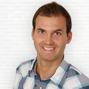 Porträt eines lächelnden Mannes mit kariertem Hemd