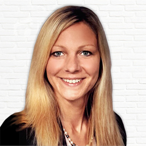 Lächelnde Frau mit blonden Haaren