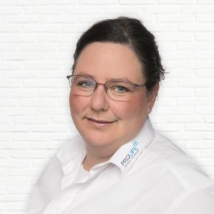 Porträt einer Frau in weißem Hemd und Brille