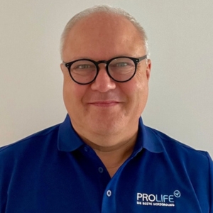 Mann mit PROLIFE T-Shirt und Brille