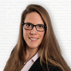 Porträt einer lächelnden Frau mit Brille