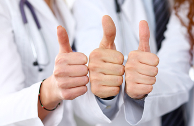 Drei Ärzte zeigen positives Handzeichen