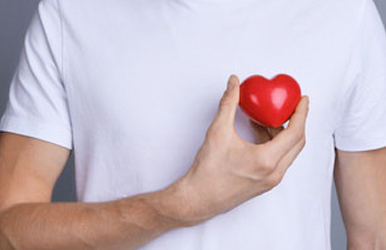 Mann mit Herzsymbol zur Darstellung von Empathie